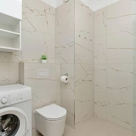 2-bedroom Family With Parking And Balcony By Renters *